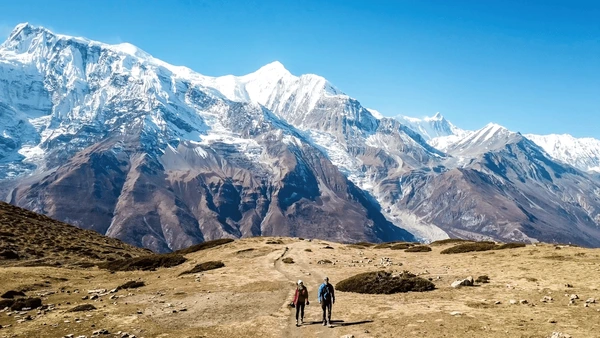 couple walking in annapurna trek