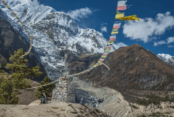 acclimatization on hike to manang village